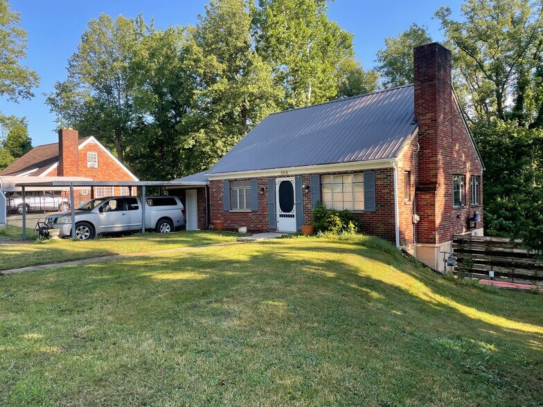 Building Photo - 1313 Nichols Pl