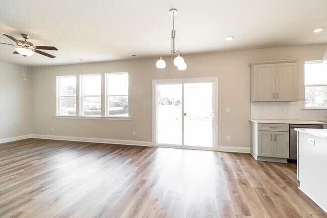 Building Photo - Beautiful 4BR 2.5BA Home w/ Full Appliance Kitchen • Garage Parking •