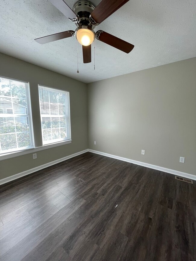 Building Photo - Newly Renovated Just For You!