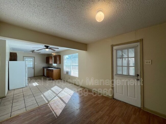 Building Photo - 1208 N Willow Ave