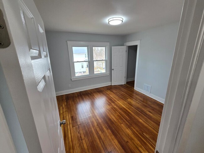 Building Photo - 1807 Riverview Dr