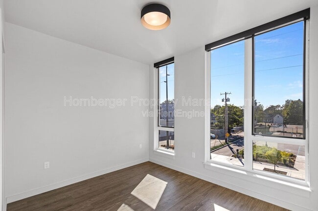 Building Photo - 1860 N Hamilton St