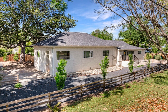 Building Photo - 1702 Laburnum Ave