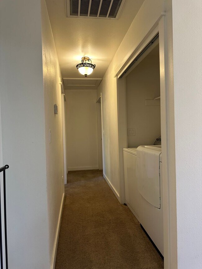 Building Photo - Updated 4 bedroom 2 bath house in Eugene!