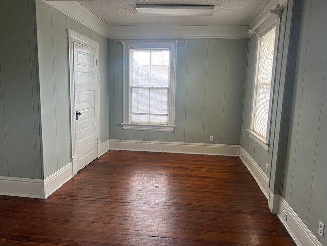 Building Photo - Charming 2-Bedroom Home in Prime Devine St...