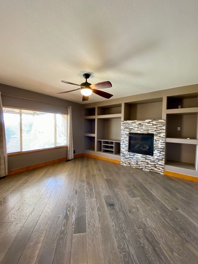 Building Photo - Immaculate 4 bed 3.5 Bath with Mountain Views and Unique Amenities!  Pet Friendly! Desirable 80922!