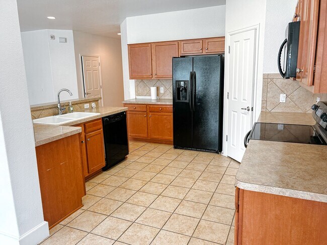 Building Photo - Spacious 3/2 house in Summerlyn Subdivisio...