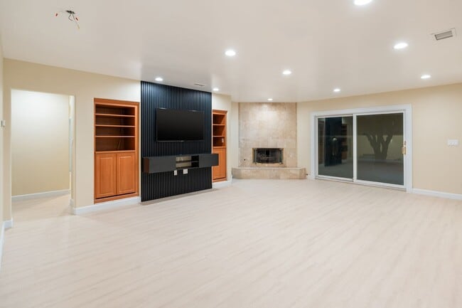 Building Photo - Large 5 Bedroom 4 bathroom Home