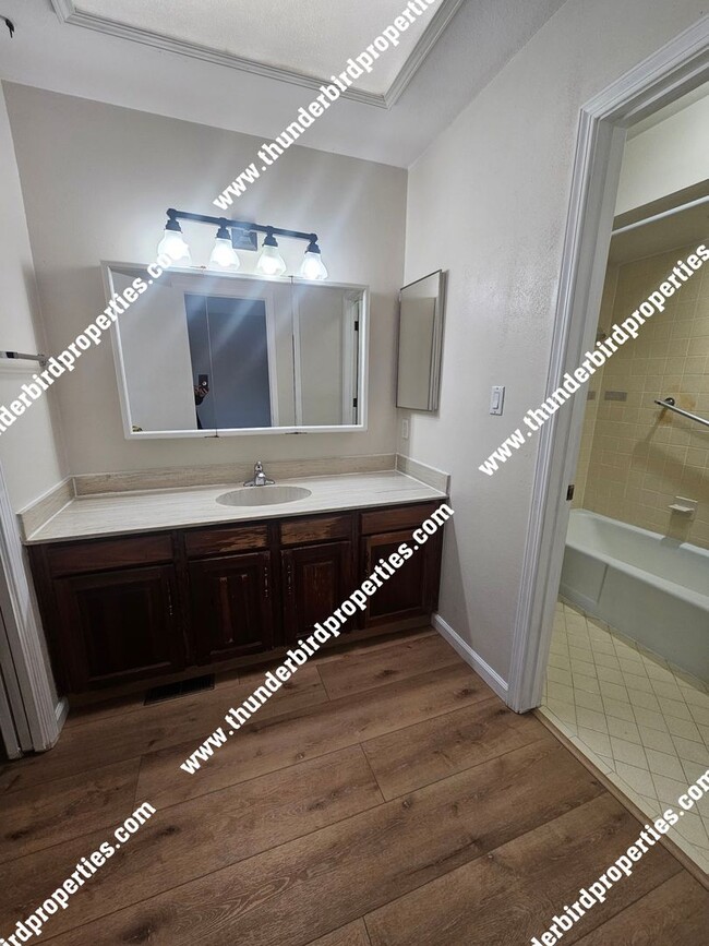 Building Photo - Great 3 bedroom with an office