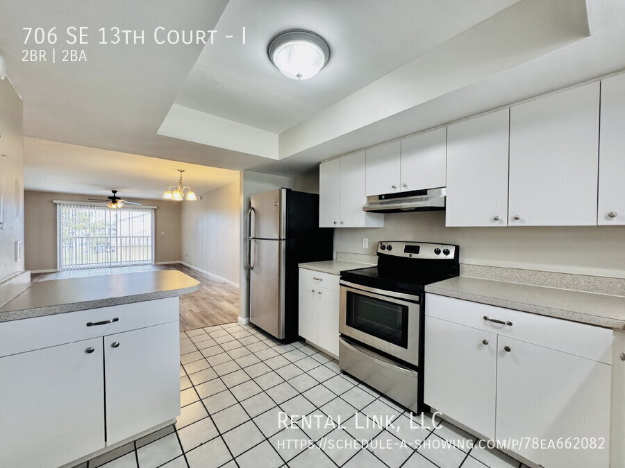 Building Photo - 706 SE 13th Ct