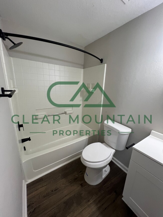 Building Photo - MOVE-IN SPECIAL! 1 MONTH FREE - Modern Upd...