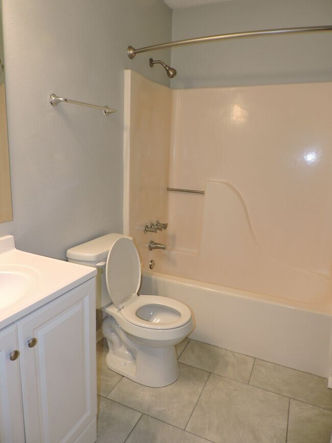 Building Photo - Convenient Northeast location!