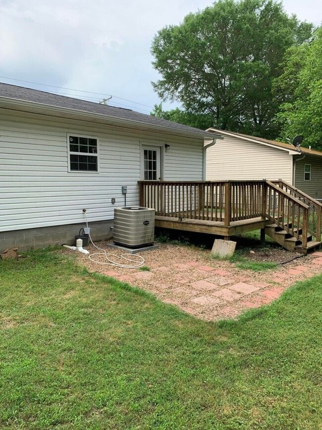 Building Photo - Come take a look at this cute 3 bedroom 1....