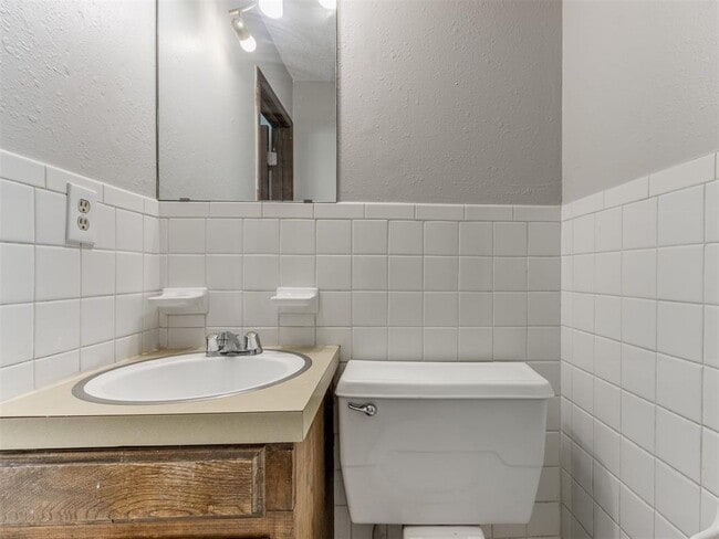 Building Photo - 822 Russell Cir