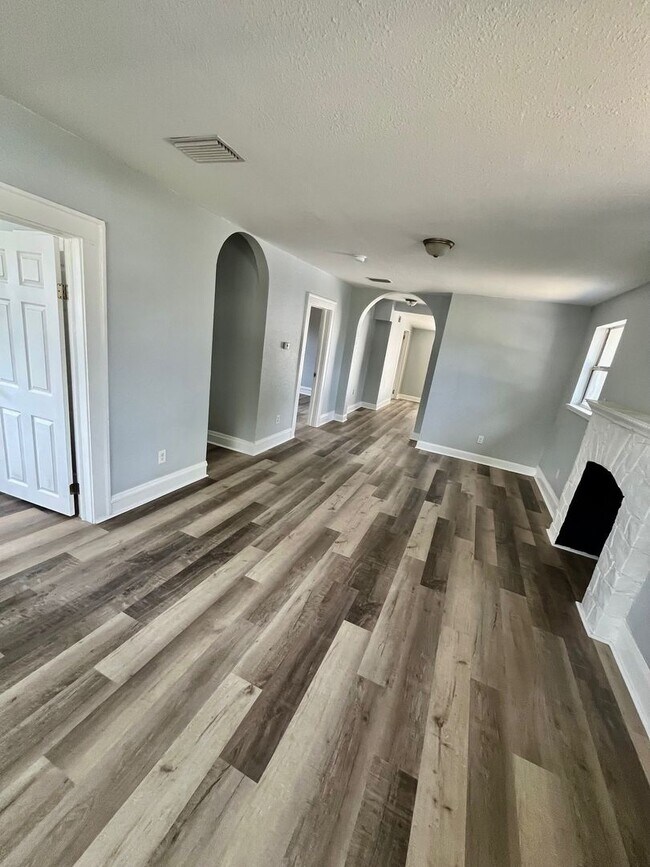Building Photo - TOTALLY REMODELED Spacious 3BR/1BA Lakelan...