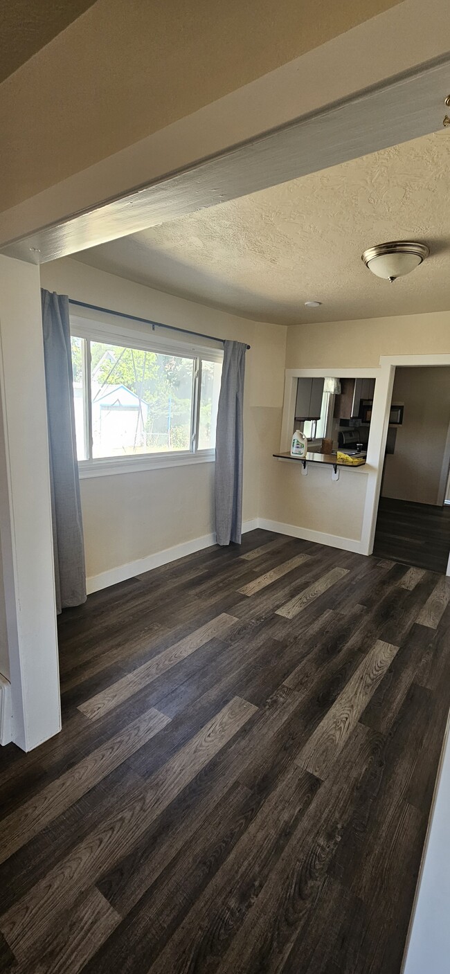 Building Photo - 916 300 N