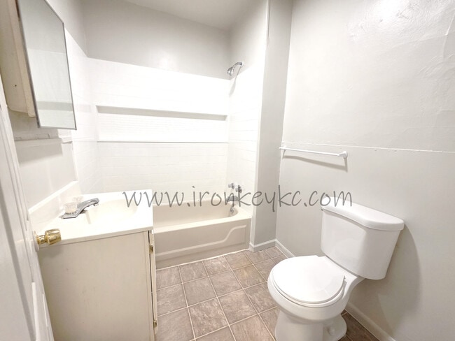 Building Photo - 2100 E 58th St