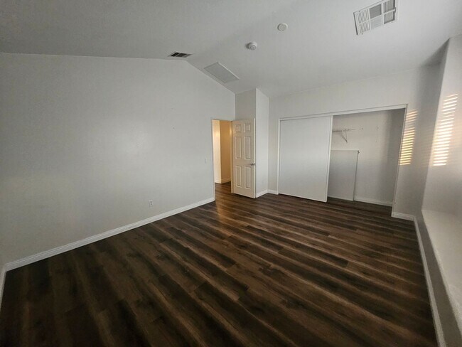 Building Photo - Spacious South Corona Home!