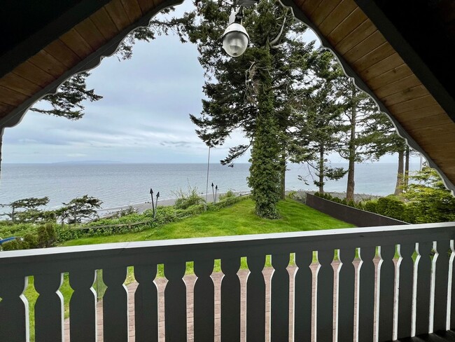 Building Photo - Charming 2 Bedroom House overlooking Birch...