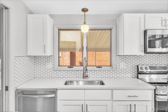 Building Photo - 229 Redwood Dr