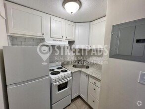 Building Photo - bedroom in Boston MA 02135