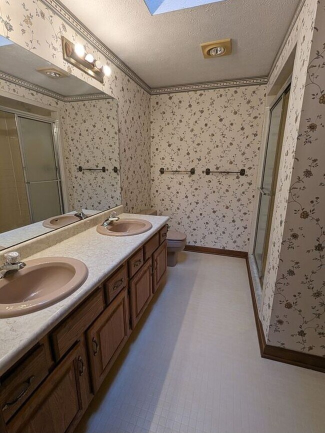 Building Photo - Charming and Convenient Townhome for Rent....