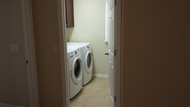Building Photo - 3 Bed 2.5 Bath Tech Savy Corner Townhouse ...