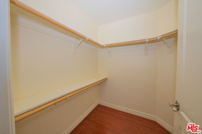 Building Photo - 626 E Orange Grove Ave