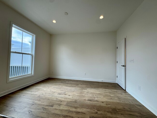 Building Photo - Modern 4 BR | 2.5 BA Townhome with Garage ...