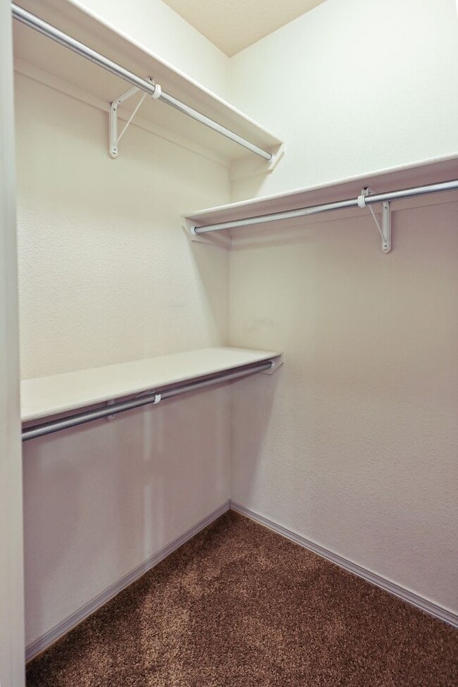 Building Photo - Spacious 4 Bedroom 2 Bath House near Restaurants