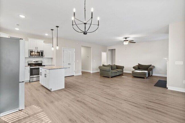 Building Photo - 3 Bedroom, 2.5 Bath Home with Bonus Room