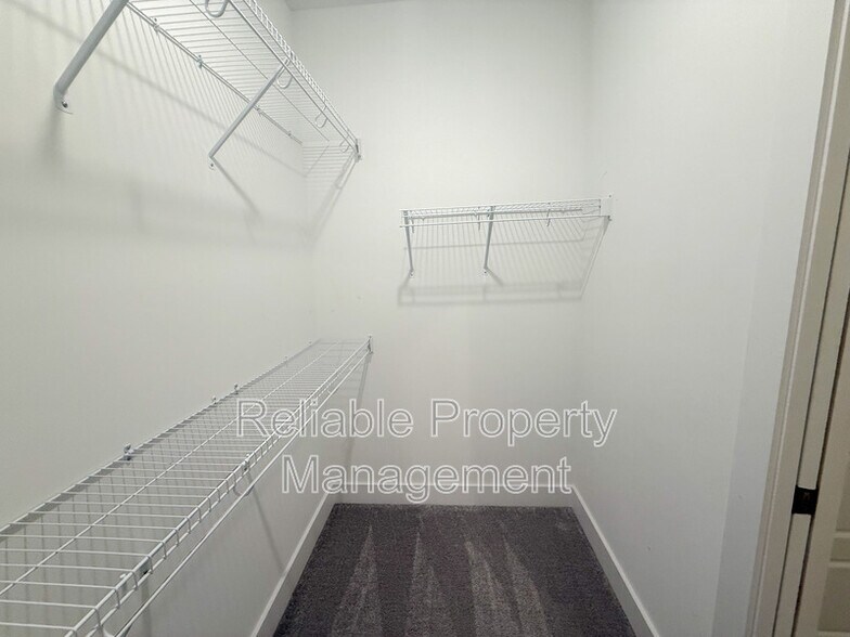 Building Photo - 14 S Laird Dr