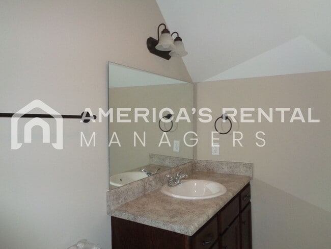 Building Photo - Home in Tuscaloosa..... Available to View Now!!!