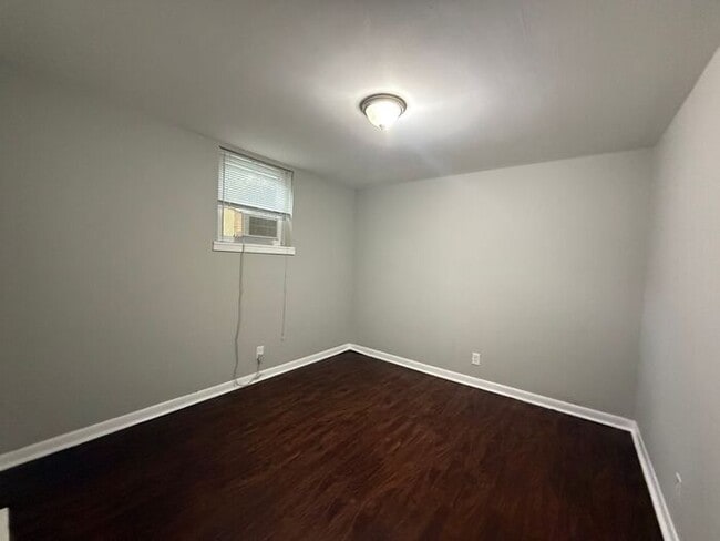 Building Photo - 2 Bed / 1 Bath apartment in triplex 2nd Av...