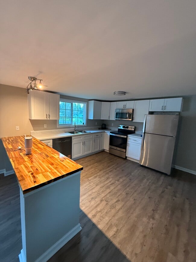 Building Photo - 121 Camellia Dr