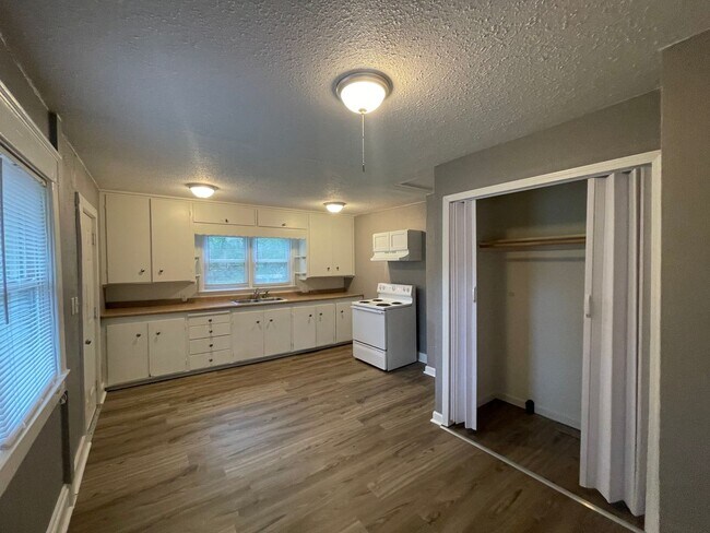 Building Photo - 8226 Flora Ave