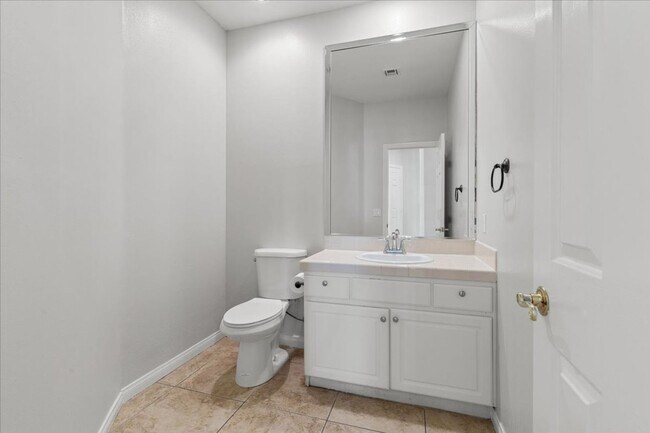Building Photo - Expansive 4 Bedroom Home with a Pool and L...