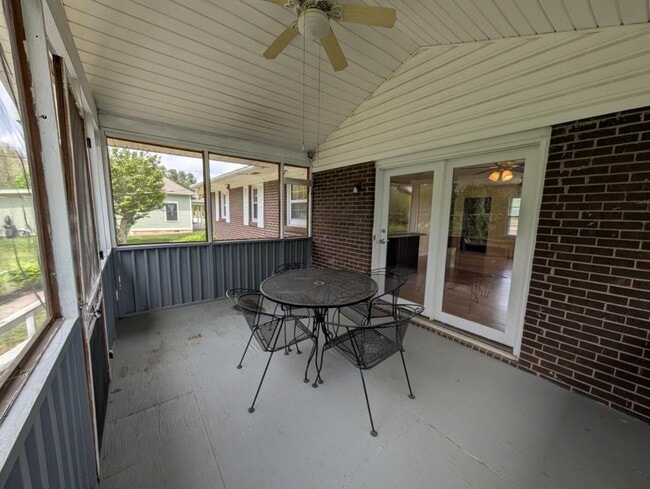 Building Photo - 505 N Stanwood Ln