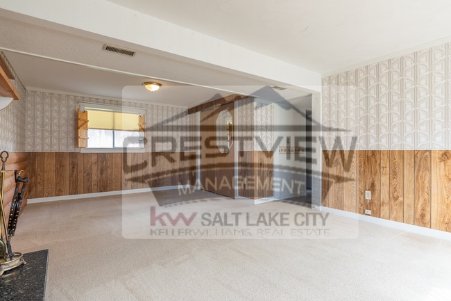 Building Photo - Charming East Sandy Home in a Prime Location