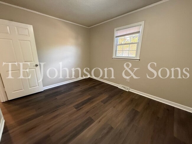 Building Photo - Cozy 3 Bedroom Home with Modern Touches in...