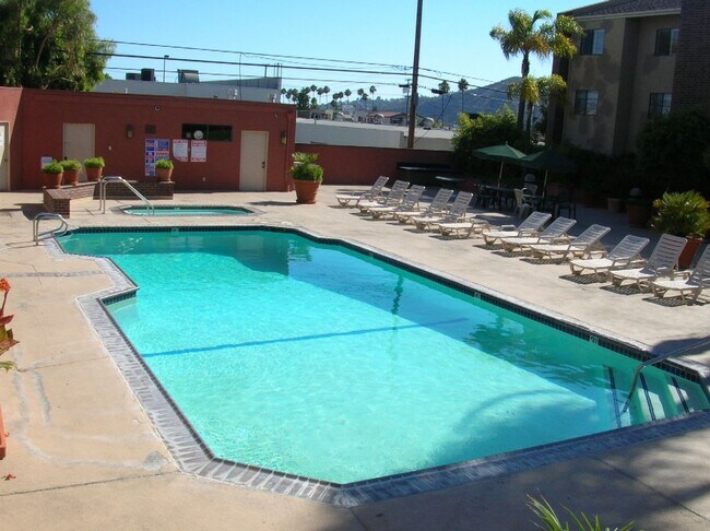Building Photo - Updated 2 Bedroom/ 2 Bath Condo In The Hea...