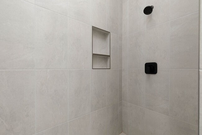 Building Photo - Stunning  4 bed | 3 bath | 3 car garage cu...