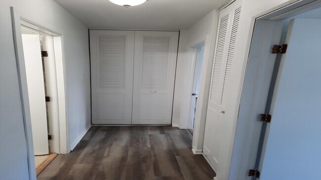 Building Photo - Spacious & Updated 2-Bed, 2-Bath Condo in Desirable Palatine Location