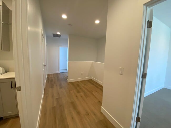 Building Photo - SPACIOUS TOWNHOME AVAILABLE FOR RENT