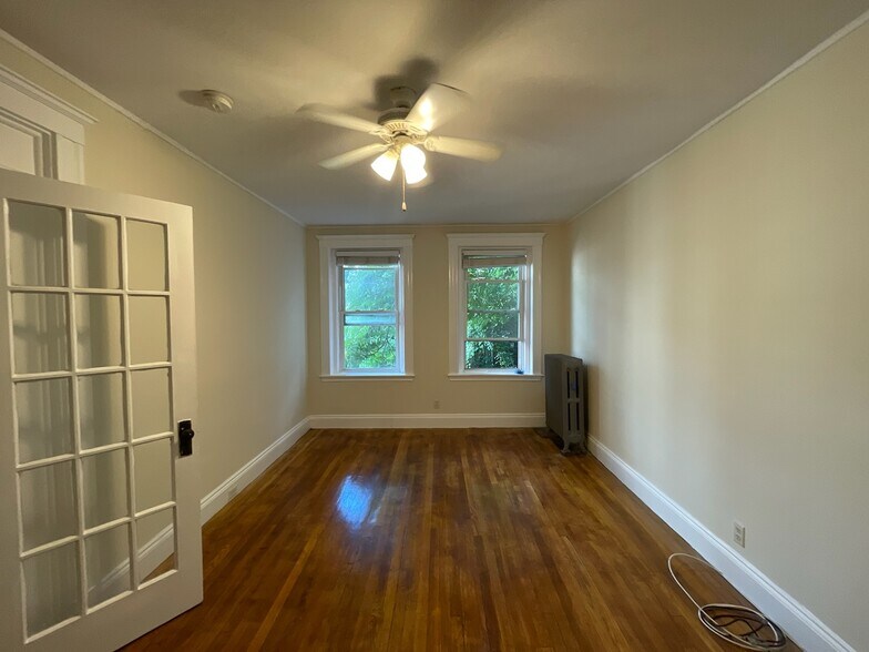 Building Photo - 213 Kelton St
