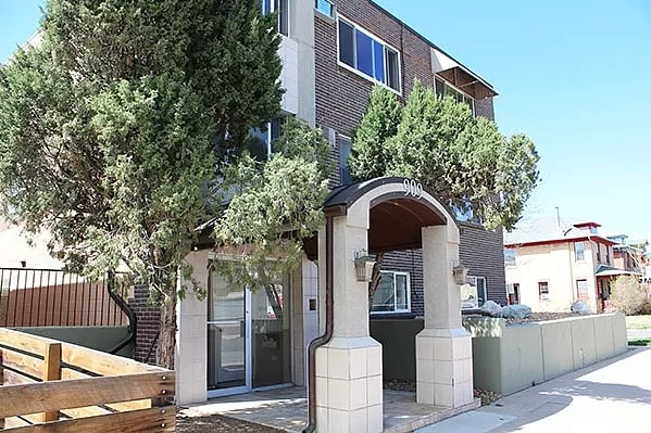 Front of building. Friendly neighborhood - 909 S Pearl St