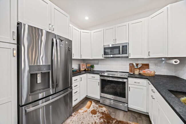 Building Photo - newly remodeled charming 2bd/2ba condo w/pool access