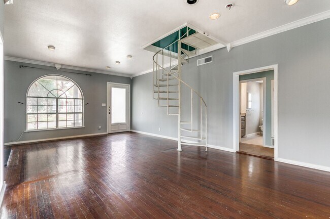 Building Photo - 3-BEDROOM COTTAGE IN ALAMO HEIGHTS