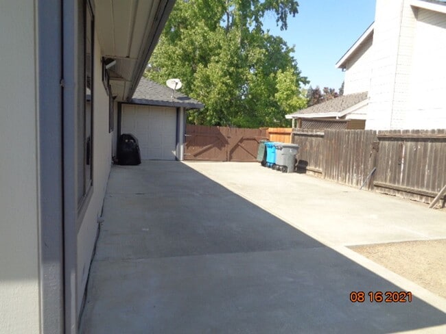 Building Photo - 960 Monique Way