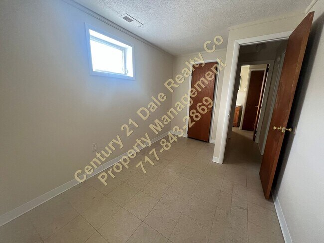 Building Photo - One Level Two bedroom home in York Suburban School District